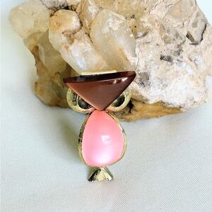 Owl Pink Lucite Belly and brown vintage brooch #jewelry #brooches #retro